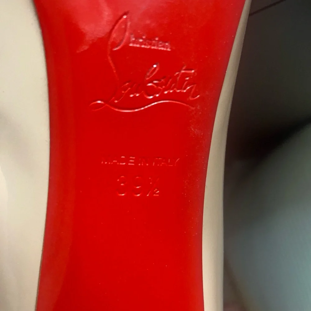 Christian Louboutin: Patent Nude Round Toe Heels. Size 39 1/2 (81/2). - Picture 3 of 5